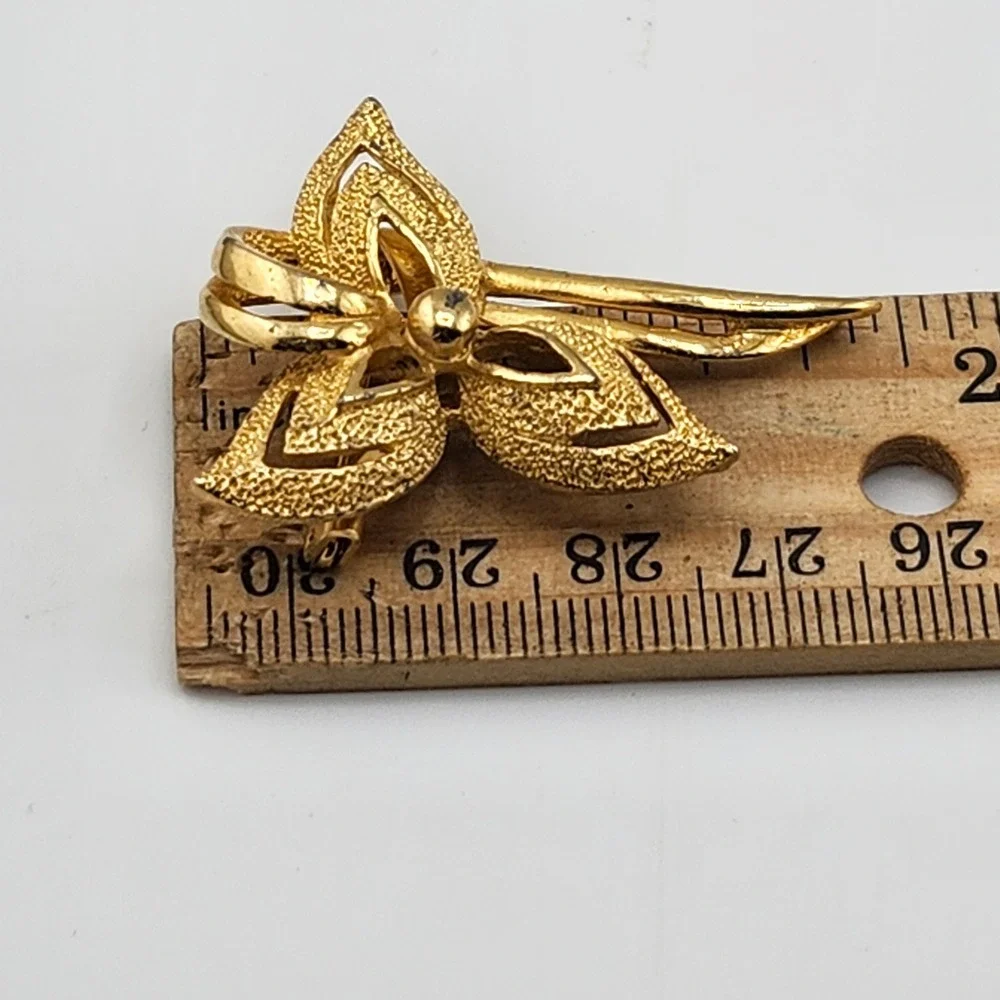 Vintage Gold Tone‎ Textured Flower Brooch Pin Floral Bouquet Jewelry